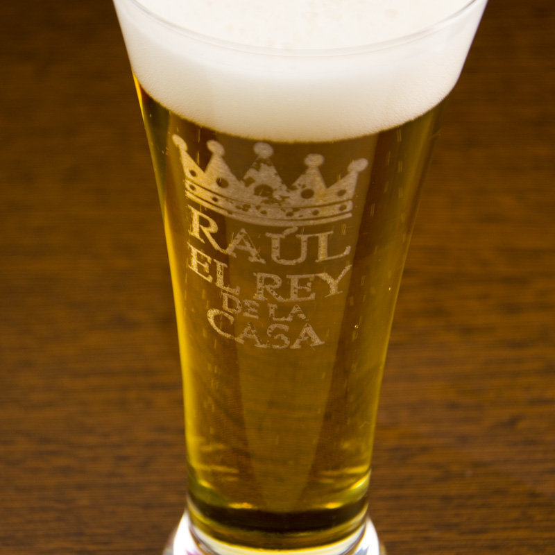 Regalos personalizados: Cristalería personalizada: Copa de cerveza "El rey de la casa"