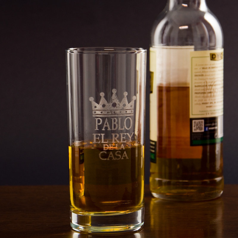 Regalos personalizados: Cristalería personalizada: Vaso de whisky alto grabado para el rey de la casa