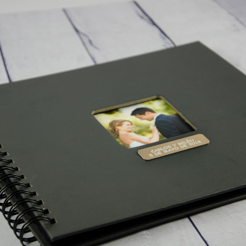 Regalos personalizados: Regalos con nombre: Álbum de fotos grabado para boda