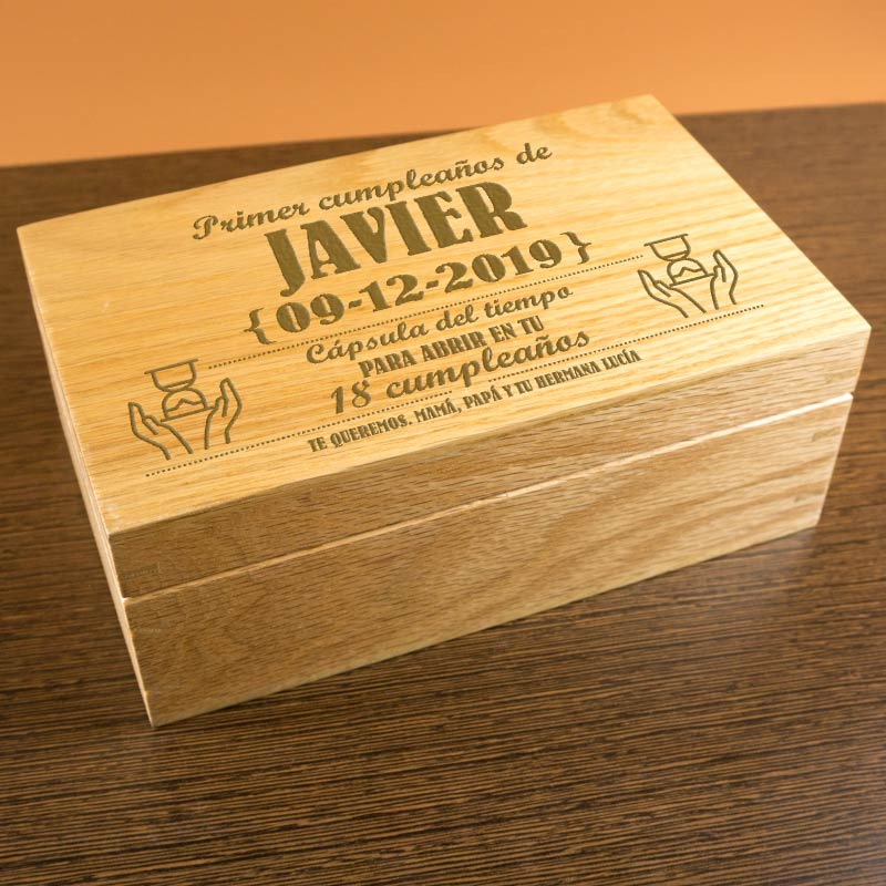 Regalos personalizados: Regalos con nombre: Caja de recuerdos en madera grabada