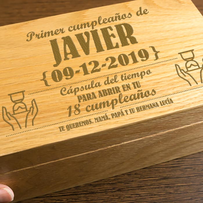 Regalos personalizados: Regalos con nombre: Caja de recuerdos en madera grabada