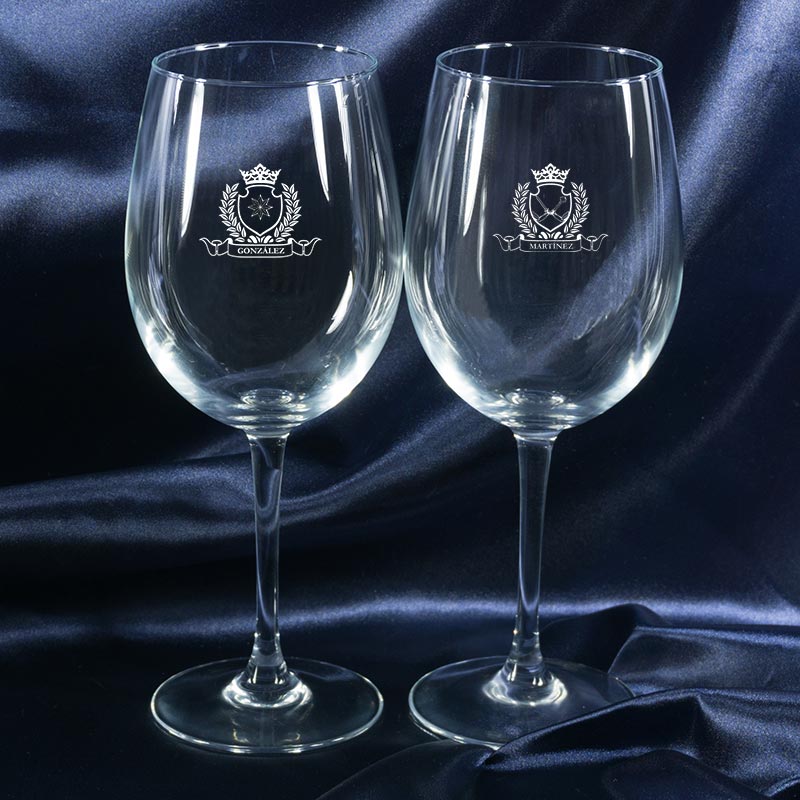 Regalos personalizados: Cristalería personalizada: Copas de vino con dos escudos grabado