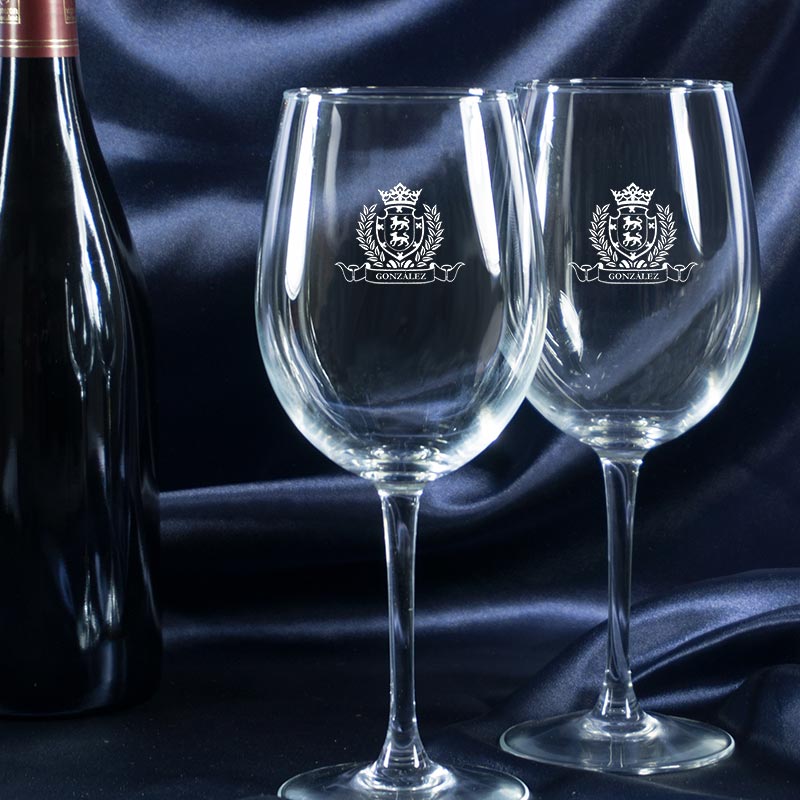 Regalos personalizados: Cristalería personalizada: Copas de vino con un escudo grabado