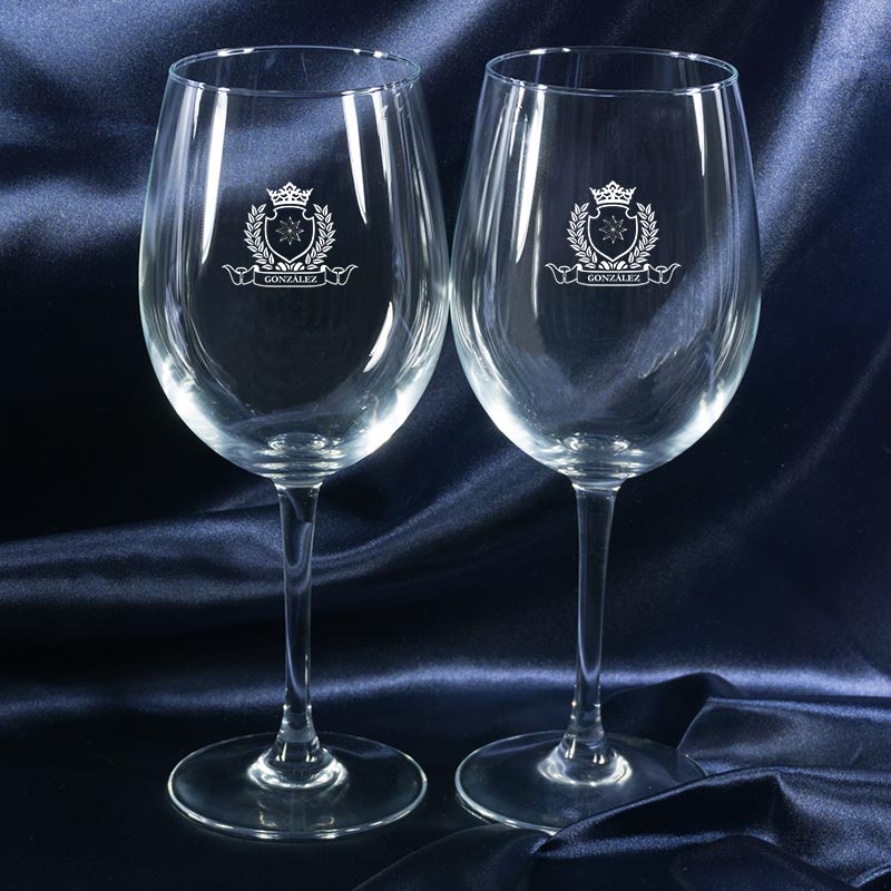 Regalos personalizados: Cristalería personalizada: Copas de vino con un escudo grabado