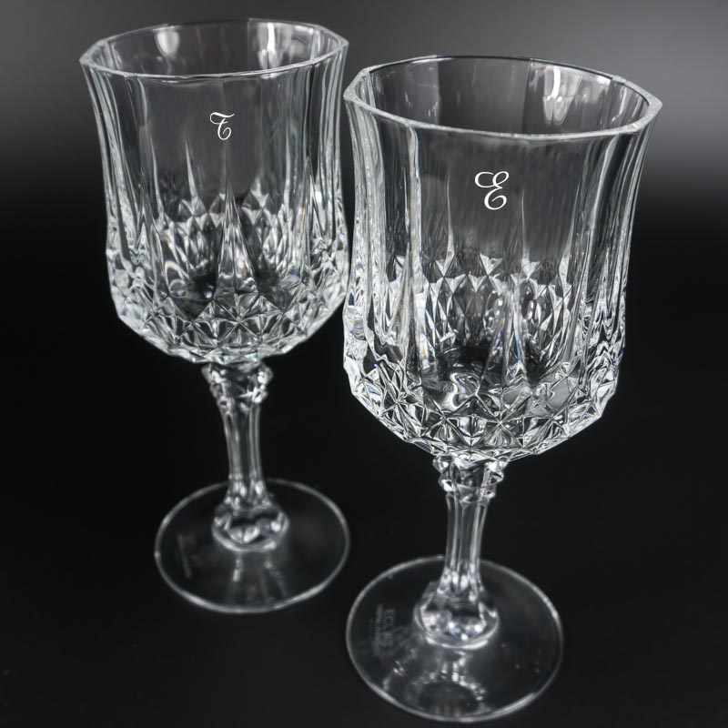Regalos personalizados: Cristalería personalizada: Juego de copas talladas grabadas con inicial
