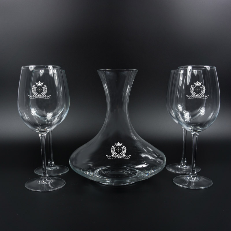 Regalos personalizados: Cristalería personalizada: Copas de vino y decantador con escudo