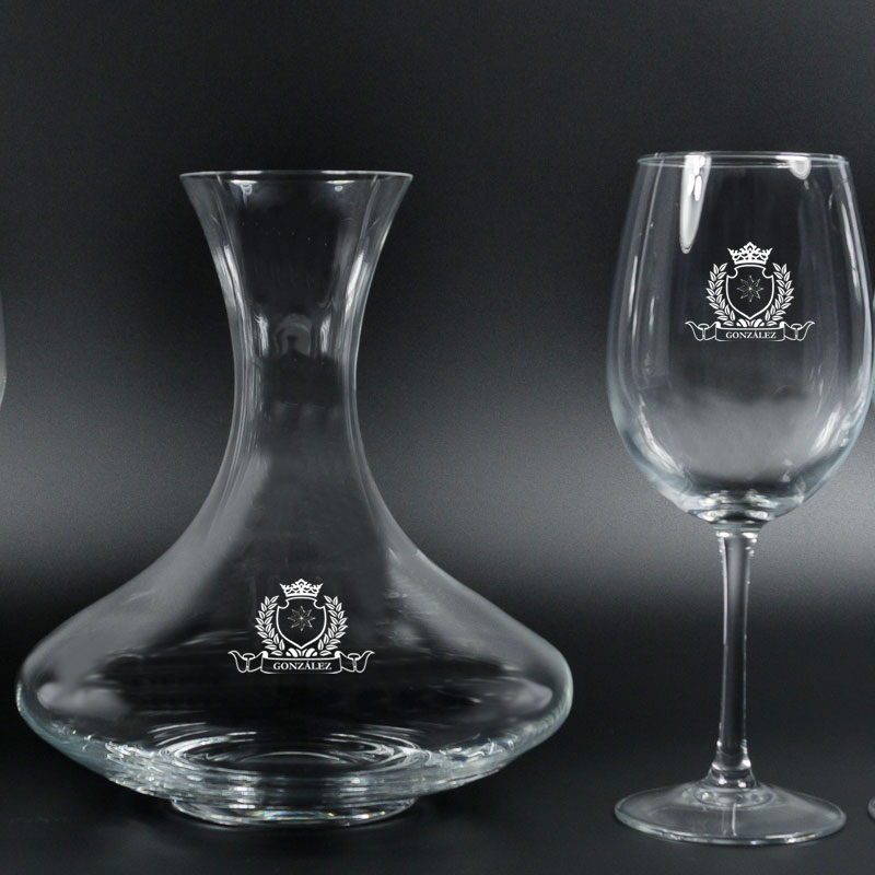 Regalos personalizados: Cristalería personalizada: Copas de vino y decantador con escudo