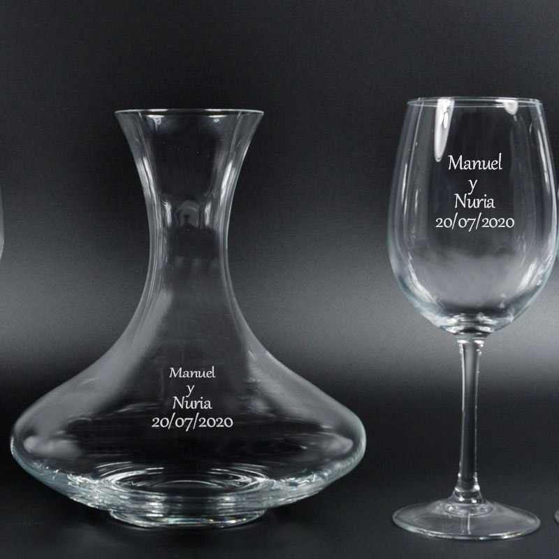 Regalos personalizados: Cristalería personalizada: Set decantador y copas con texto grabado