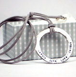 Regalos  grabados con nombre: Collar artesanal con aro r�stico grabado