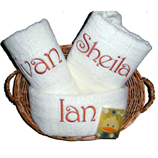 Regalos originales para Inauguraci�n de casa: Juego de toallas bordadas en cesta