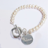Regalos Pulseras grabadas: Pulsera de perlas y plata grabada para ni�a