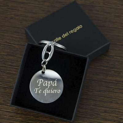 Joyas personalizadas: Llavero de plata redondo grabado Joyas personalizadas: Llavero de plata redondo grabado
