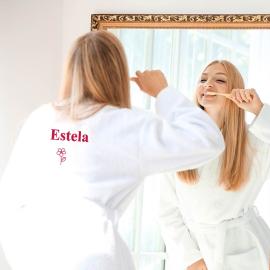 Albornoz bordado con motivo y nombre