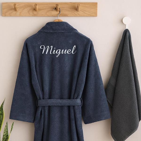 Albornoz bordado en la espalda