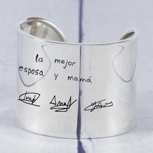 Brazalete de plata personalizado con firmas