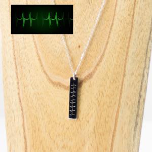 Colgante de plata vertical personalizado 'Latidos'