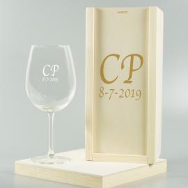Copa de vino con iniciales grabadas