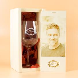 Copa de vino grabada en caja de madera con foto