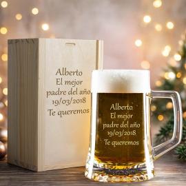 Jarra de cerveza grabada en estuche de madera