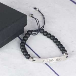 Pulsera con bolitas y chapa grabada