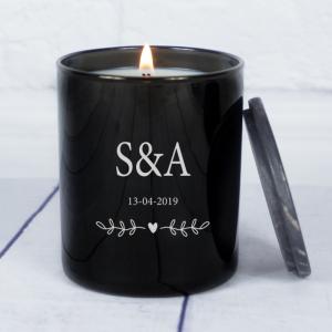 Vela personalizada con iniciales grabadas