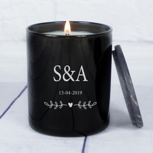 Vela personalizada con iniciales grabadas