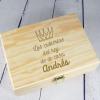 En caja de madera corona
