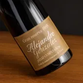 Botella de vino con etiqueta elegante