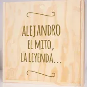 Caja de madera grabada