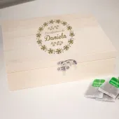 Caja de t&eacute; de madera grabada