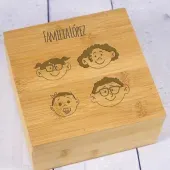 Caja de t&eacute; grabada 'Familia Molona' en Bamb&uacute;