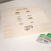 Caja de t&eacute; grabada 'Familia Molona'
