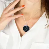 Colgante de plata grabado con dibujo
