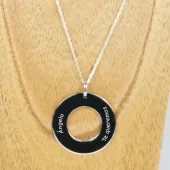 Colgante ficha de plata grabada