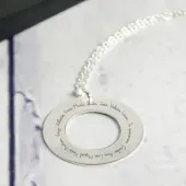 Colgante ficha de plata grabada para profe