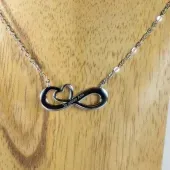 Colgante infinito de plata grabada