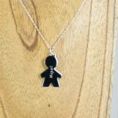 Colgante de plata querub&iacute;n chico grabado