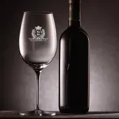 Copa de vino con un escudo grabado
