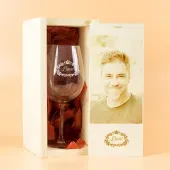 Copa de vino grabada en caja de madera con foto