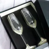 Copas de cava con iniciales grabadas