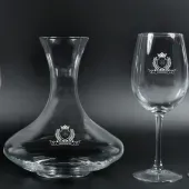 Copas de vino y decantador con escudo