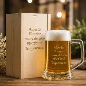 Jarra de cerveza grabada en estuche de madera