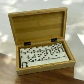 Juego domin&oacute; en estuche de bamb&uacute;