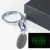 Llavero de plata ovalado personalizado 'Latidos'