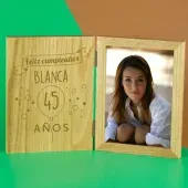 Marco de fotos en roble grabado para cumplea&ntilde;os