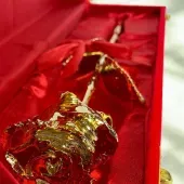 Rosa de oro grabada