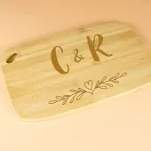 Tabla de madera grabada con monograma