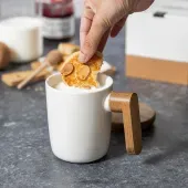 Taza con detalles en madera natural