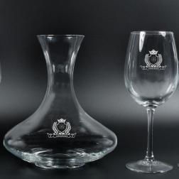 Copas de vino y decantador con escudo