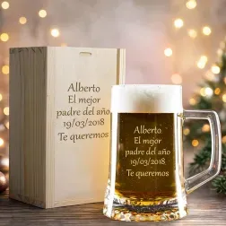 Jarra de cerveza grabada en estuche de madera